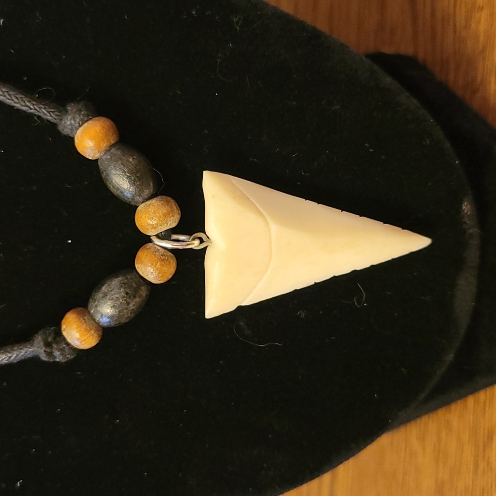 Faux shark tooth necklace - Picture 5 of 5